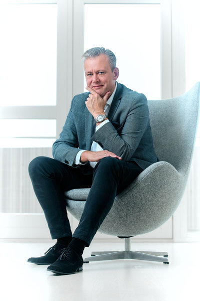 Erhvervsportræt af Lars i et lyst kontormiljø