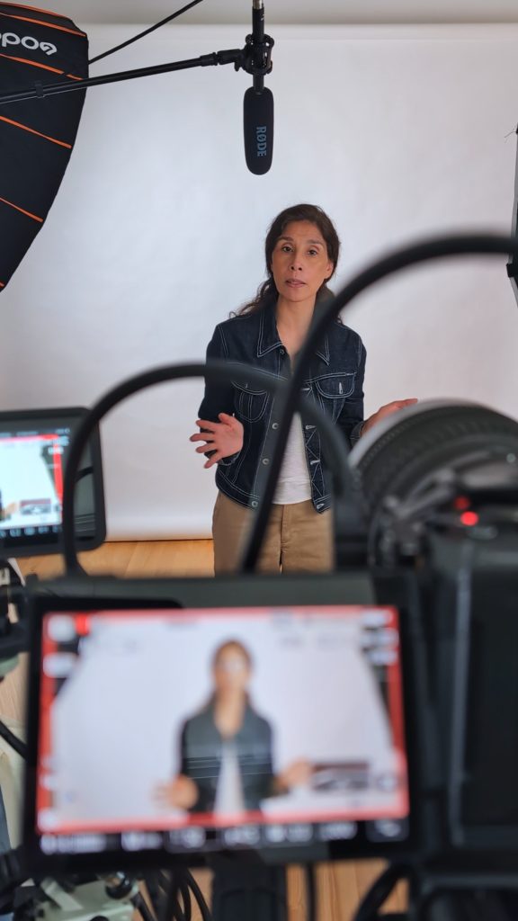 Cristina Berthelsen under filmoptagelse for Deres Sygeplejerske med kamera, mikrofon og lysudstyr